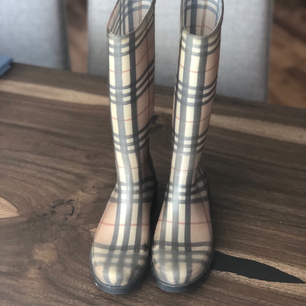 Burberry rain boots size 8